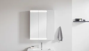 Präsentieren Sie den sonni Spiegelschrank mit LED-Beleuchtung in einem eleganten Badezimmer.