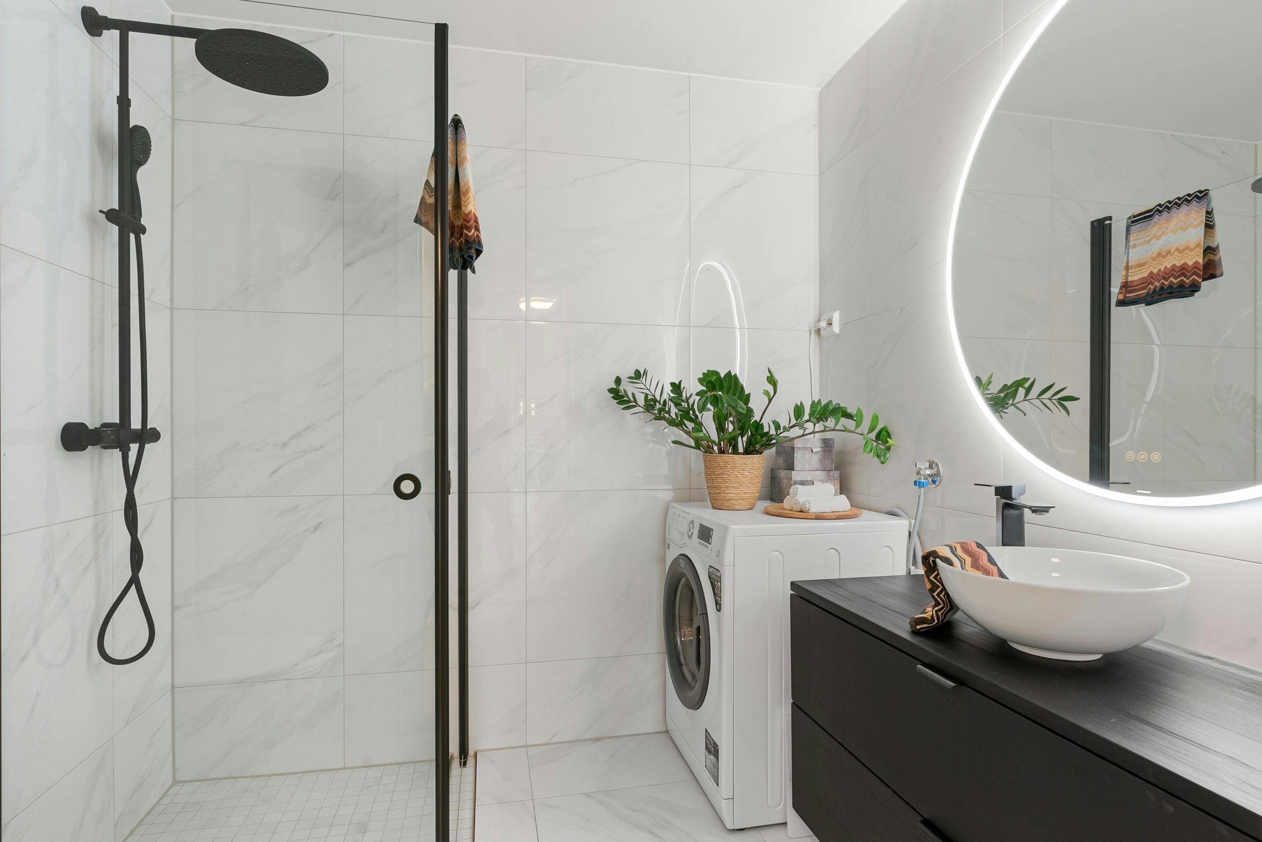 Der Spiegelschrank LED: Stauraum und Licht kombiniert